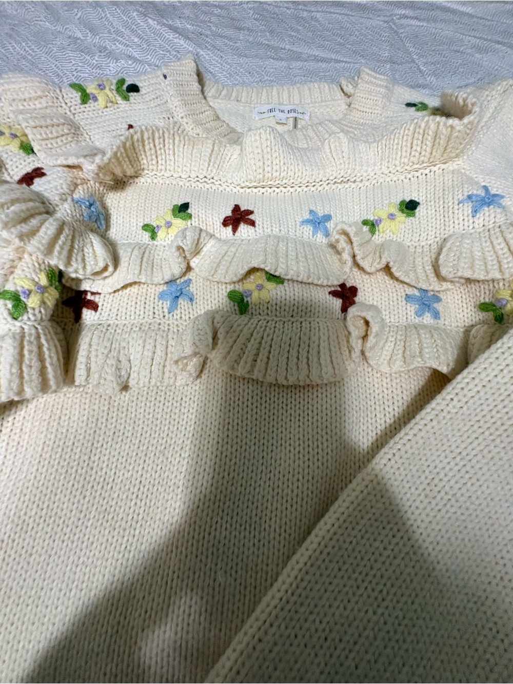 FREE THE ROSES Sweater Size Small - Picture 8 of 11